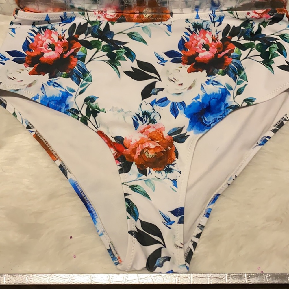 Two piece floral blue🤍 - Picture 2 of 5